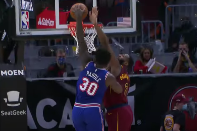Il poster di Randle su Drummond al n.1 nella Top 10 della notte NBA