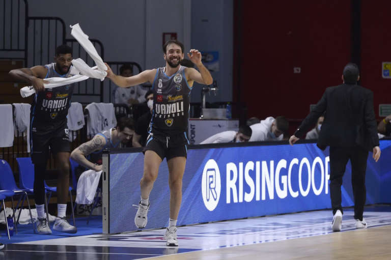 Vanoli Basket Cremona e capitan Peppe Poeta ancora insieme