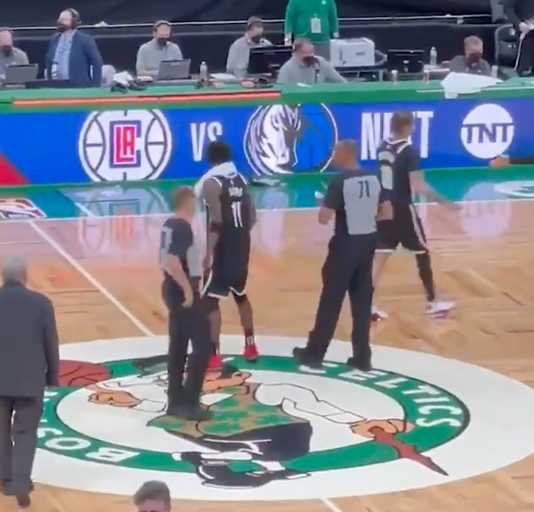 Kyrie Irving cammina intenzionalmente sul logo dei Celtics a fine partita?  - Sportando