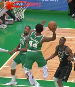 Celtics, infortunio al ginocchio per Robert Williams III