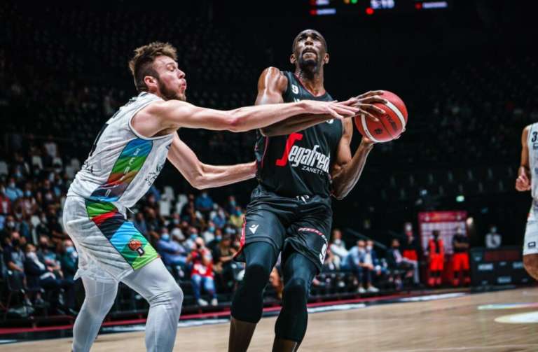 Virtus Bologna: Ekpe Udoh ha una lesione completa al tendine rotuleo del ginocchio sinistro