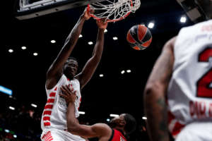 Olimpia Milano, questa fa malissimo. L’Olympiacos la travolge al Forum d’Assago. Terzo ko in fila
