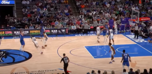 Luka Doncic: pazzesco canestro da quasi metà campo, la retina non si muove