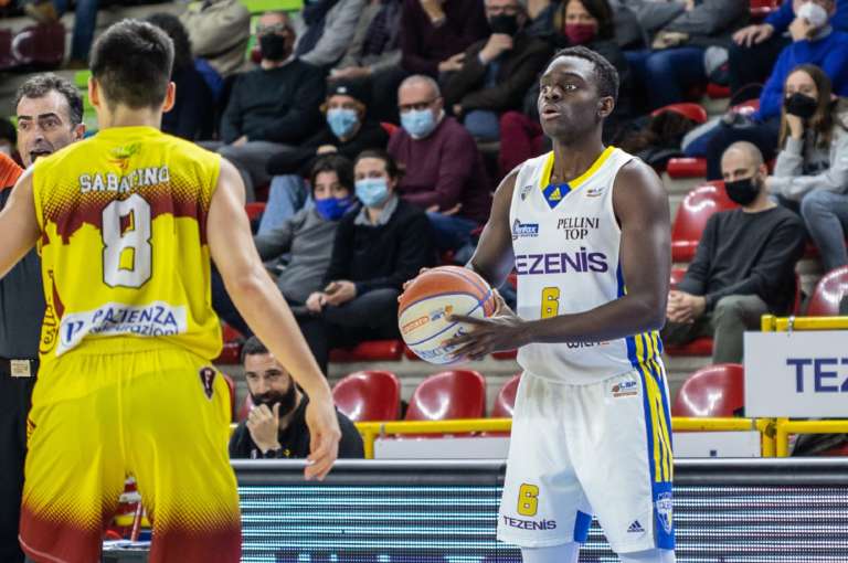 La Tezenis cede Adobah alla Cestistica Verona