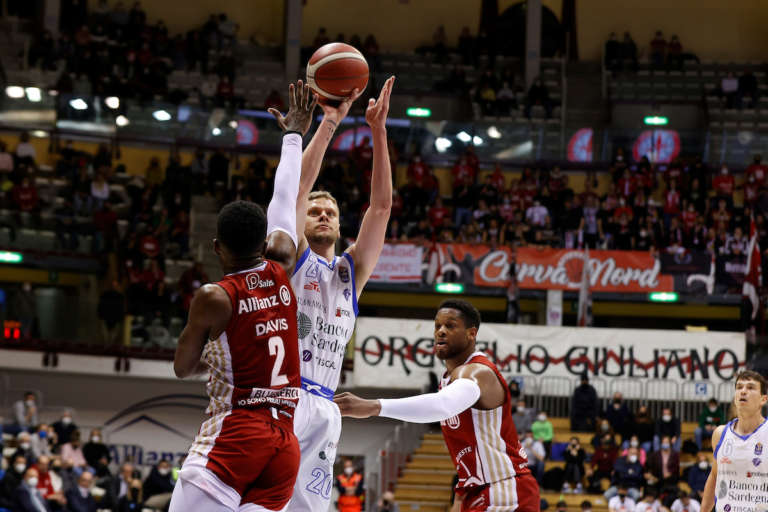 Trieste non c’è, Sassari banchetta all’Allianz Dome