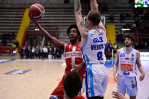 Woldetensae e De Nicolao guidano Varese al blitz sul parquet di Napoli