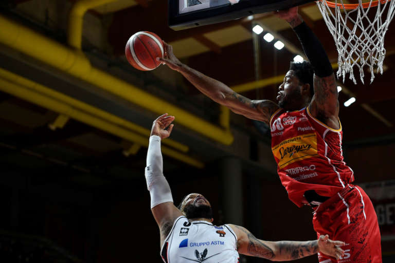 Jones e Delfino, blitz salvezza di Pesaro a Tortona