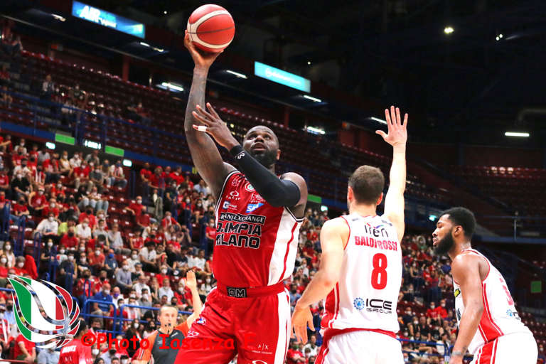 Olimpia Milano da tutto o (quasi) niente. Reggio rientra nel finale, Hall e Datome dicono 1-0