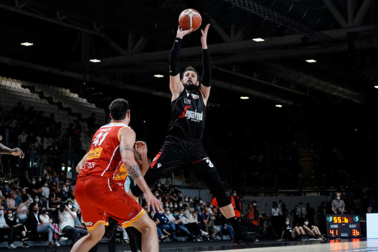 Pesaro ci crede con le triple e la solidità di Jones, la Virtus la vince pensando a Shengelia