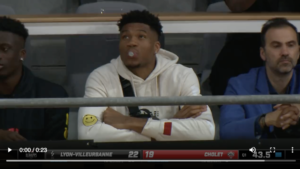 Sugli spalti di Astroballe spunta Giannis Antetokounmpo