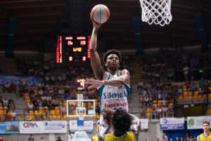 Jordan Bayehe esce dal contratto con Cantù