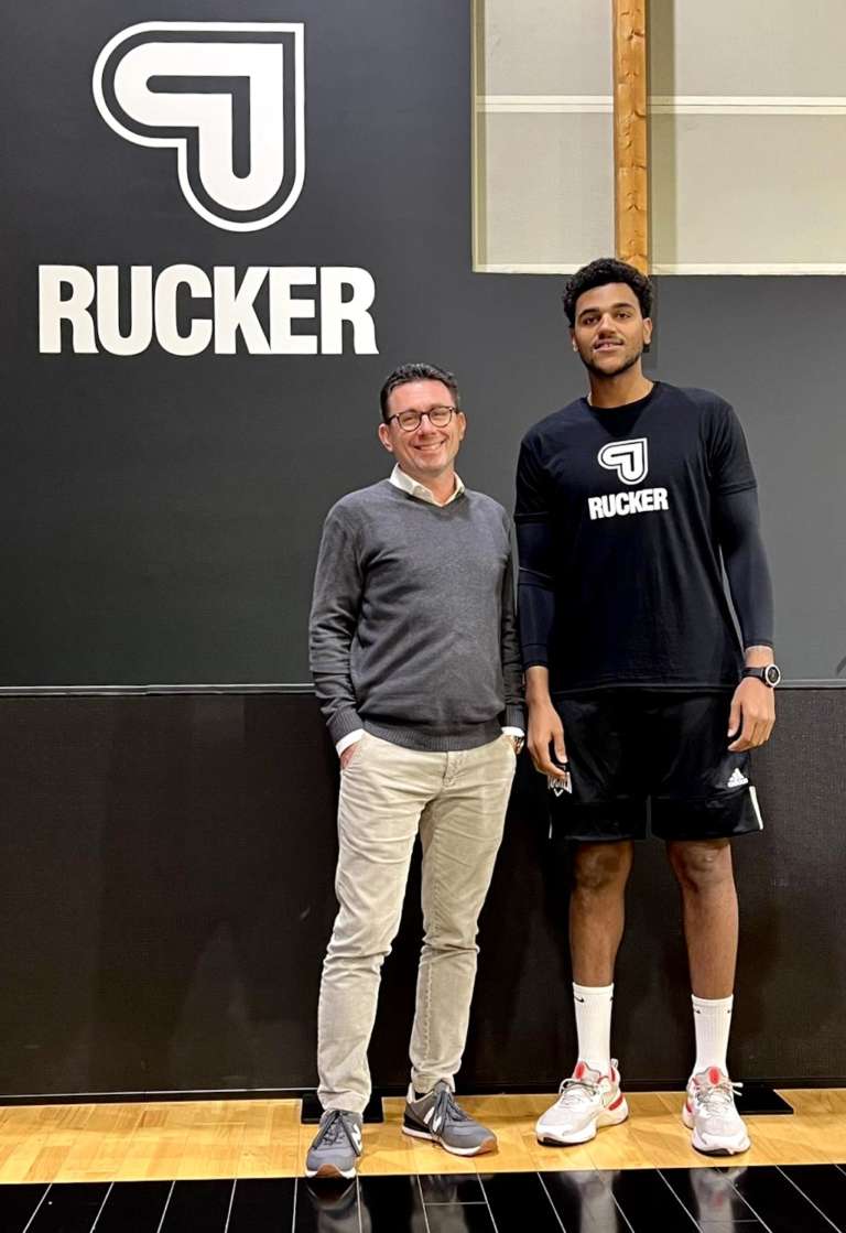 La Rucker firma Omar Dieng