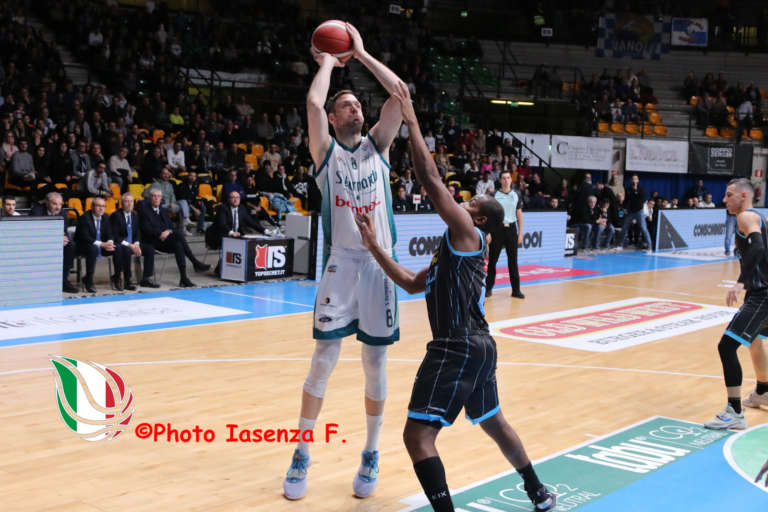Cento compie l’impresa con super Tomassini, è in finale di Coppa Italia