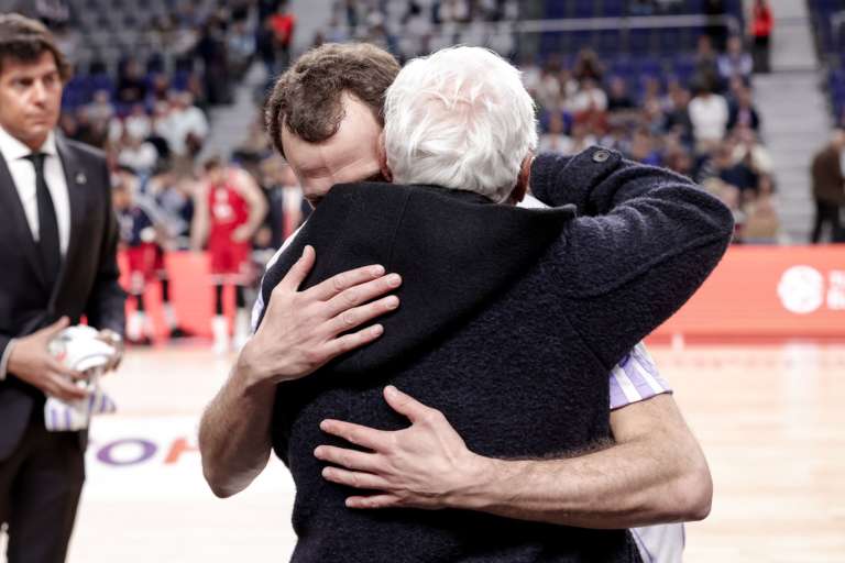 Sergio Rodriguez e il Real Madrid regalano la maglia N.1 a Giorgio Armani
