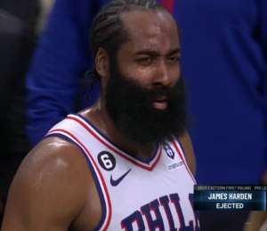 James Harden espulso. Gli arbitri sicuri, lui: Inaccettabile
