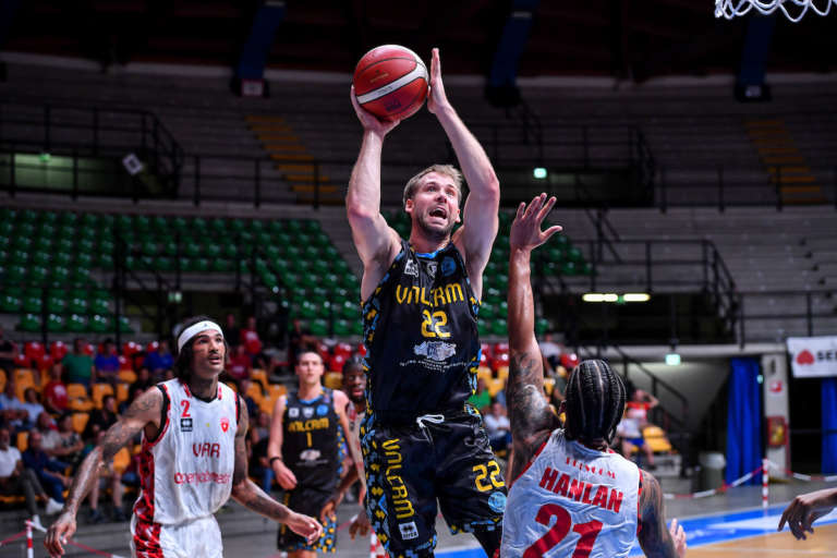 Vanoli Cremona, distorsione per Wayne McCullough