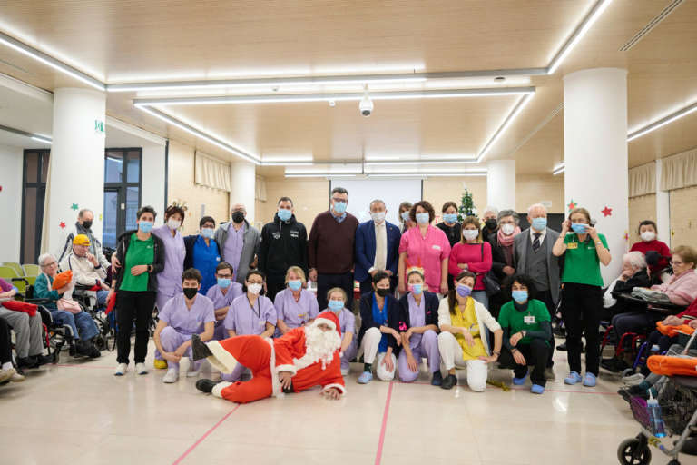 Un Buon Natale speciale da Aquila Basket alla casa di riposo De Tschiderer