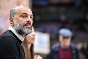 Maurizio Buscaglia sugli spalti di Sassari-Varese. Un indizio sul futuro?