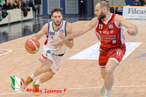 Secondo tempo d’orgoglio, l’Urania rimonta e supera la capolista Rimini 98-91