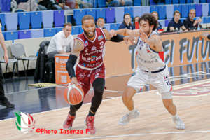 L’Urania spreca una preziosa occasione, Banks trascina Livorno alla vittoria 94-84