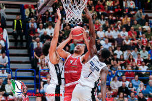 Trento combatte fino alla fine, Shields e Bolmaro portano l’Olimpia Milano in semifinale