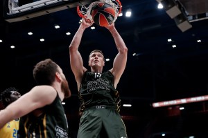 Olimpia Milano, questa volta la soluzione sono Datome e Tarczewski. Alba ko al Forum, successo n°12