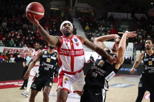 Keene fa ancora impazzire Masnago, Varese batte ancora Trento