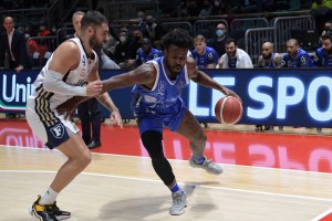 Il Banco di Sardegna espugna il Paladozza: 84-103 il finale