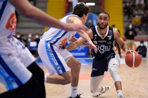 Napoli sfiora la rimonta con i 40 di Parks, ma vince la Fortitudo del duo Durham-Aradori