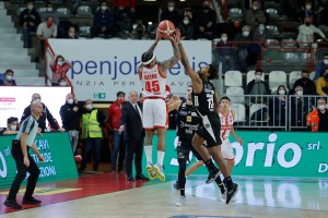 Il fischio che decide Varese-Trento. Era fallo di Saunders su Keene?