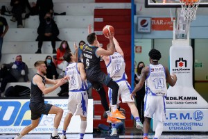Risorge la Vanoli con super Pecchia, Dinamo KO