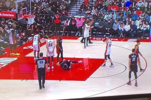 Kyle Lowry tira la palla verso l’arbitro…espulso