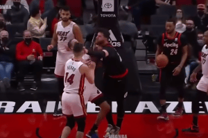 Herro spinge Nurkic che prova a sferrargli un pugno: entrambi espulsi