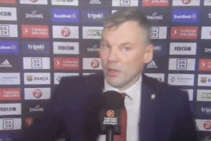 L’inviato ricorda a Jasikevicius il buon terzo quarto, e il coach del Barcellona sbotta