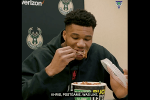 Giannis Antetokounmpo in sala stampa con alette di pollo al seguito: Abbiamo fatto schifo