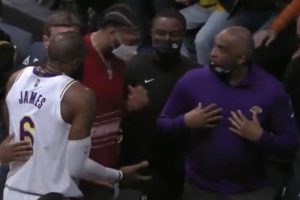 Los Angeles Lakers, LeBron James discute con l’assistente a fine primo tempo