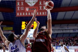 Venezia con tanto cuore supera Napoli trascinata da un super Mitchell Watt