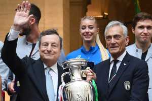 Draghi “preoccupato” chiama Gravina per stop al campionato o porte chiuse: il calcio dice no