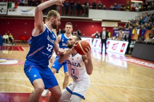 Italia-Islanda, un minuto di silenzio e maglia bianca per le vittime della guerra in Ucraina