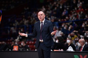 Baskonia: falso positivo per Neven Spahija, il coach regolarmente in panchina contro l’Unics Kazan