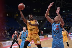 Pesaro nel finale stacca i due punti contro una buona Cremona