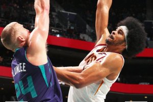 Kevin Love e Jarrett Allen firmano il successo dei Cavs in volata sul campo degli Hornets