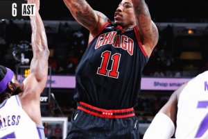 DeMar DeRozan oltre Chamberlain, Chicago vola sui Kings
