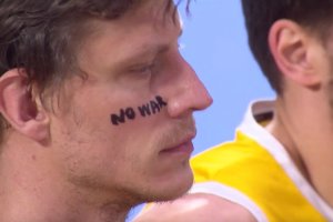 L’Ucraina contro la Spagna nonostante tutto, Artem Pustovyi si dipinge in faccia il no alla guerra