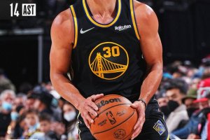 I Golden State Warriors dominano a Portland: 18 per Steph e Klay