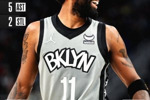 Kyrie Irving griffa un fondamentale successo in ottica playoff per i Nets a Milwaukee