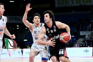 La Virtus scaccia la maledizione del primo turno con Teodosic e Weems, Brindisi perde gara e Clark