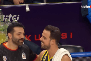 Intemperanze tifosi in Fenerbahce-Galatasaray: palazzo svuotato e gara che continua senza pubblico