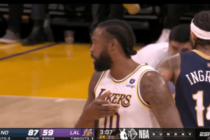 La stagione dei Lakers in un passaggio: DeAndre Jordan la spara in prima fila