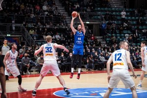 L’Italia sconfigge l’Islanda con un super Della Valle e 14 triple a segno